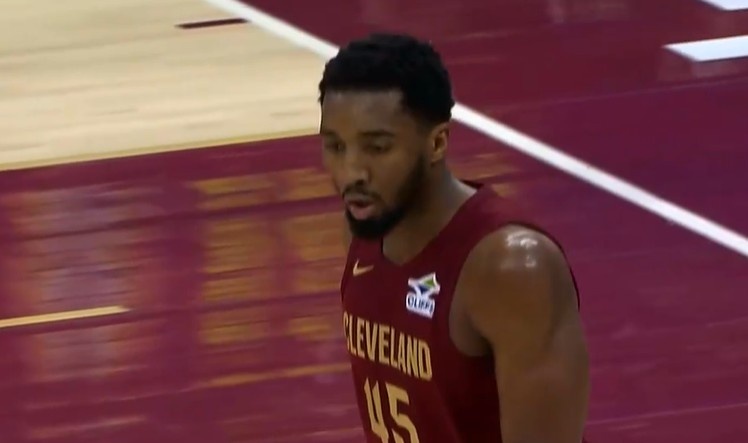 德州扑克APP-确实厉害!施罗德不停球传球 米切尔不沉球三分压哨空心命中!